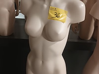 Lot 36 - huidskleur torso vrouw met statief - afbeelding 1 van  3