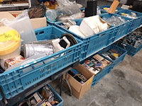 Lot 36 - huisraad. 4 bakken - afbeelding 1 van  6