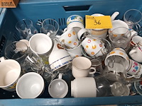 Lot 36 - huisraad. 4 bakken - afbeelding 2 van  6
