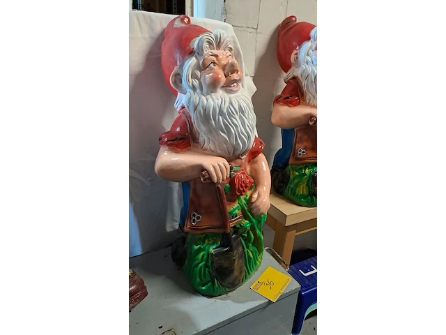 Lot 36 - kleurrijke tuinkabouter in kunststof - afbeelding 1 van  3