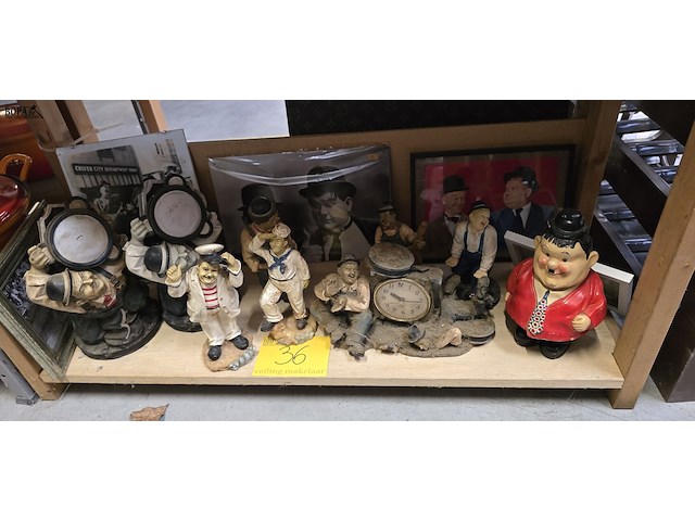 Lot 36 - laurel & hardy beeldjes en kadertjes ong 14 stuks - afbeelding 1 van  4