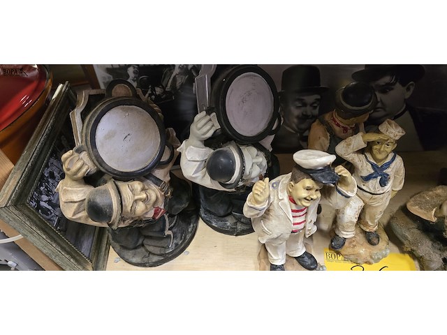 Lot 36 - laurel & hardy beeldjes en kadertjes ong 14 stuks - afbeelding 2 van  4