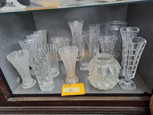 Lot 36 - lot verzameling glazen vazen - afbeelding 1 van  1