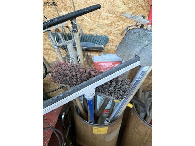 Lot 36 - lot werkgerief allerlei en tuinmateriaal - afbeelding 2 van  2