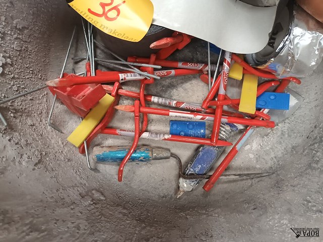 Lot 36 - mortelkuip met materiaal - afbeelding 2 van  4