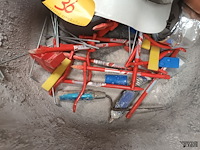 Lot 36 - mortelkuip met materiaal - afbeelding 2 van  4