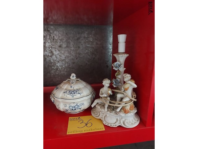 Lot 36 - porseleinen lamp en terrine met deksel - afbeelding 1 van  3