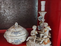 Lot 36 - porseleinen lamp en terrine met deksel - afbeelding 1 van  3