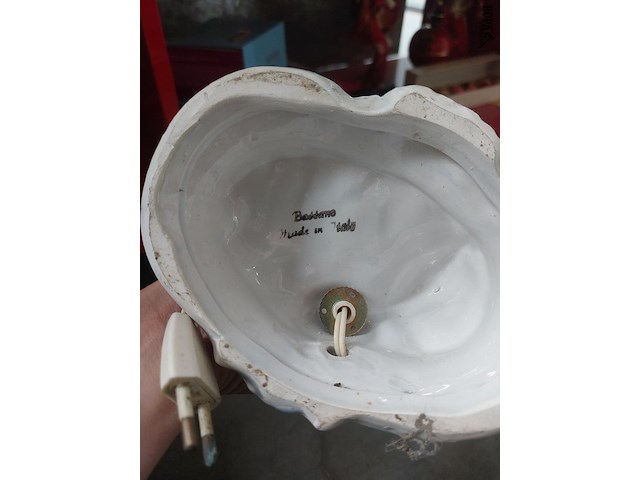 Lot 36 - porseleinen lamp en terrine met deksel - afbeelding 2 van  3