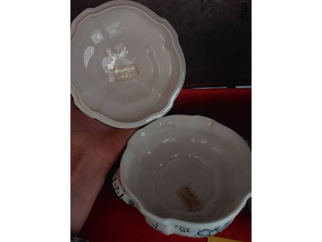 Lot 36 - porseleinen lamp en terrine met deksel - afbeelding 3 van  3