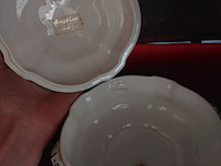 Lot 36 - porseleinen lamp en terrine met deksel - afbeelding 3 van  3