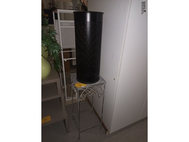Lot 36 - prullenmand en plantenstaander - afbeelding 1 van  2