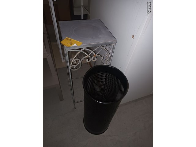 Lot 36 - prullenmand en plantenstaander - afbeelding 2 van  2