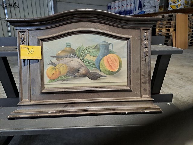 Lot 36 - schilderij - afbeelding uit keuken - verwerkt in houten meub - afbeelding 1 van  4