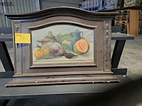 Lot 36 - schilderij - afbeelding uit keuken - verwerkt in houten meub - afbeelding 1 van  4