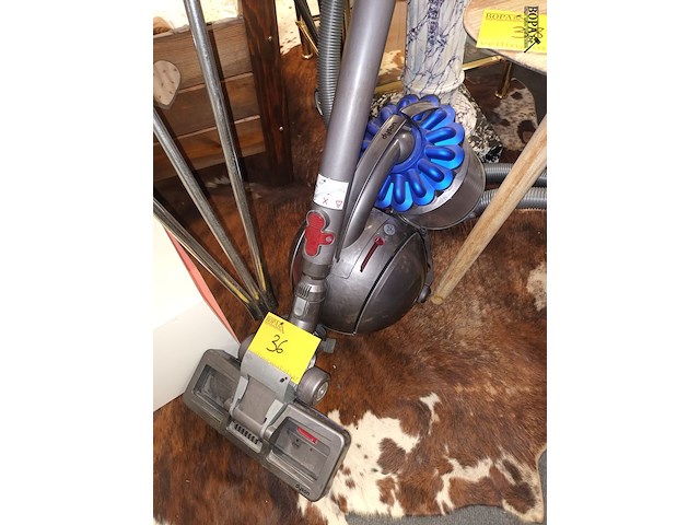 Lot 36 - stofzuiger dyson - afbeelding 1 van  3