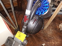 Lot 36 - stofzuiger dyson - afbeelding 1 van  3