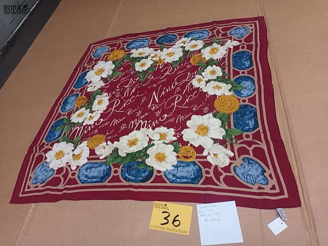 Lot 36 - zijden sjaal nina ricci - afbeelding 1 van  4