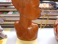 Lot 360 - houten borstbeeld - afbeelding 1 van  3