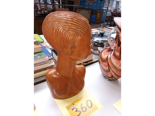 Lot 360 - houten borstbeeld - afbeelding 2 van  3
