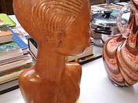 Lot 360 - houten borstbeeld - afbeelding 2 van  3