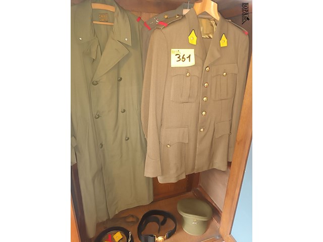 Lot 361 - militaire kledij. inhoud kleerkast - afbeelding 1 van  6