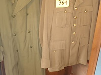 Lot 361 - militaire kledij. inhoud kleerkast - afbeelding 1 van  6
