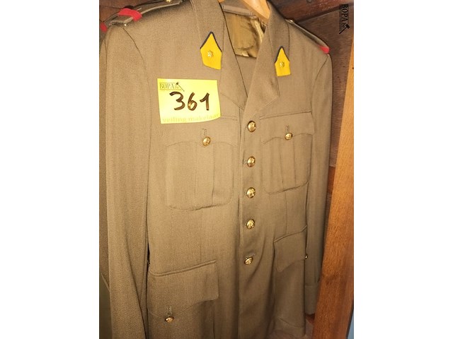 Lot 361 - militaire kledij. inhoud kleerkast - afbeelding 2 van  6
