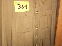 Lot 361 - militaire kledij. inhoud kleerkast - afbeelding 2 van  6