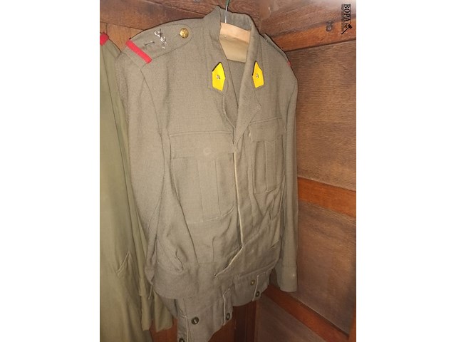 Lot 361 - militaire kledij. inhoud kleerkast - afbeelding 4 van  6