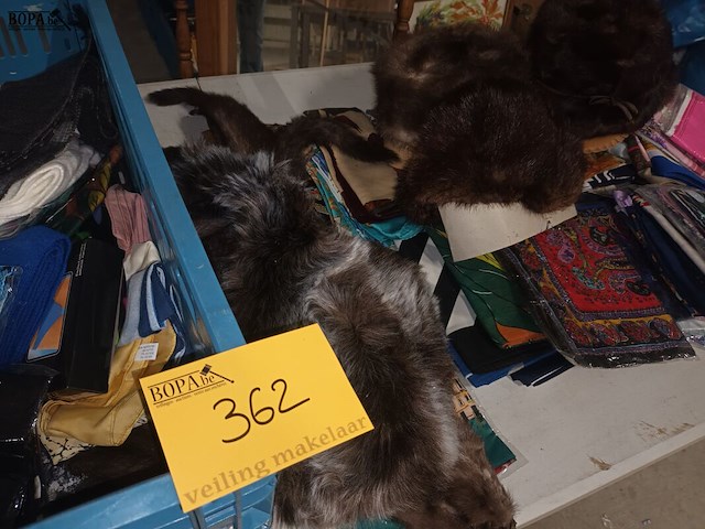 Lot 362 - sjaals en bont - afbeelding 1 van  5