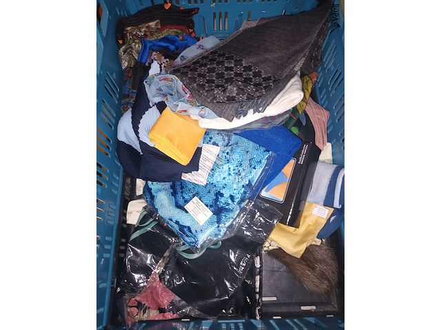 Lot 362 - sjaals en bont - afbeelding 2 van  5