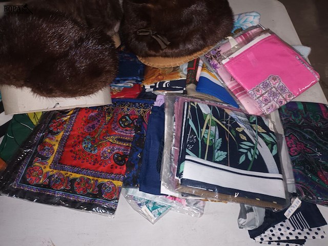 Lot 362 - sjaals en bont - afbeelding 3 van  5