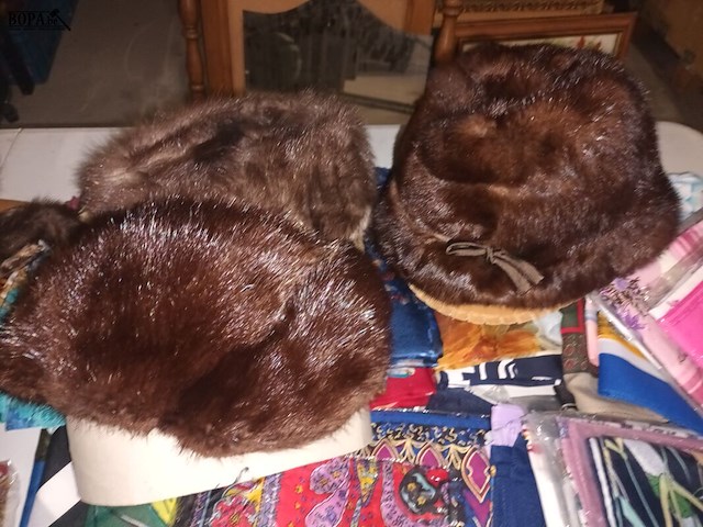 Lot 362 - sjaals en bont - afbeelding 4 van  5