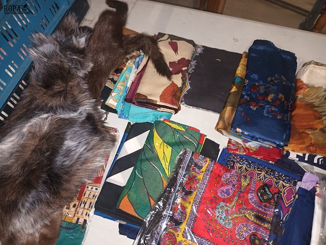 Lot 362 - sjaals en bont - afbeelding 5 van  5