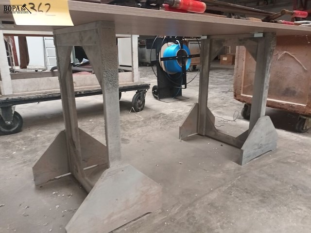 Lot 362 - werkblad op houten schragen - afbeelding 2 van  2