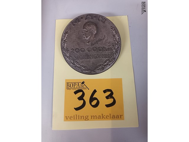 Lot 363 - medaillon man - afbeelding 1 van  3