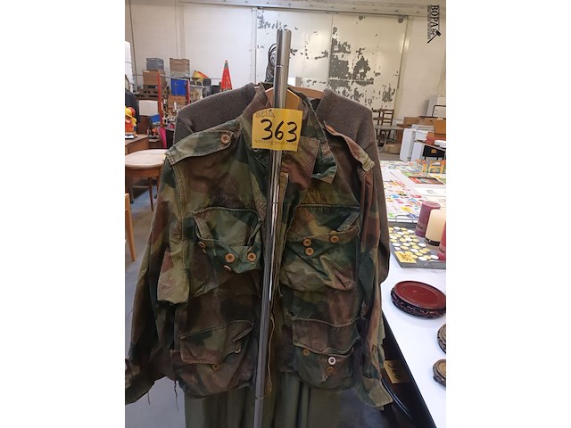 Lot 363 - militaire kledij. 26 stuks - afbeelding 1 van  5