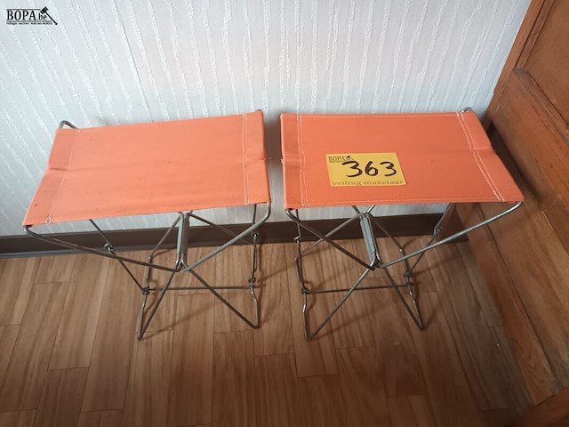 Lot 363 - plooistoeltjes. 2 stuks - afbeelding 1 van  3