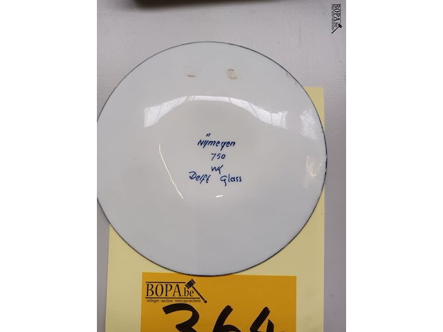 Lot 364 - delft glas nijmegen sierbord - afbeelding 2 van  3