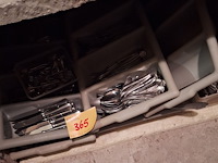 Lot 365 - bestekbakken en bestek - afbeelding 1 van  2