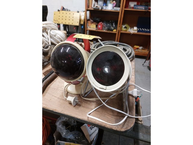 Lot 365 - warmte lampen phillips 2 stuks - afbeelding 1 van  3