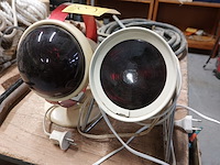 Lot 365 - warmte lampen phillips 2 stuks - afbeelding 1 van  3