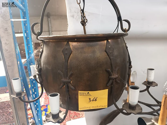 Lot 366 - luchter gemaakt van koperen ketel - afbeelding 1 van  4