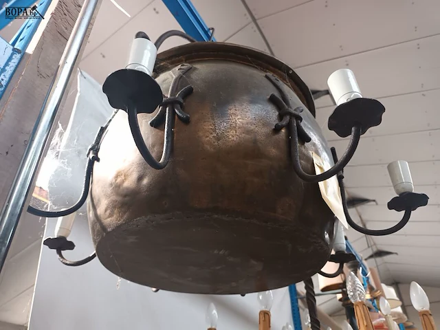Lot 366 - luchter gemaakt van koperen ketel - afbeelding 4 van  4