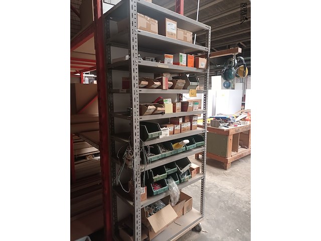 Lot 366 - metalen rek met inhoud - afbeelding 1 van  5