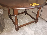 Lot 366 - ronde salontafel - afbeelding 1 van  3