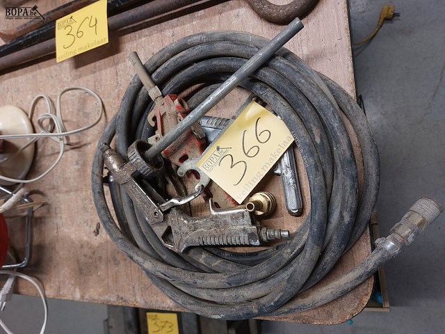 Lot 366 - zandstraal of spuit pistool met bijhorende slang - afbeelding 1 van  1
