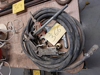Lot 366 - zandstraal of spuit pistool met bijhorende slang - afbeelding 1 van  1