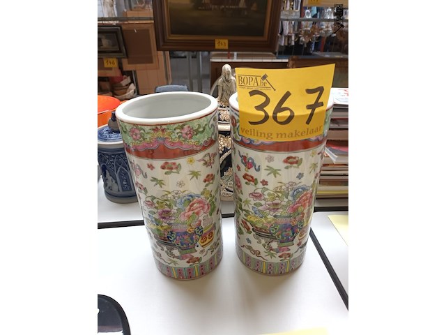 Lot 367 - koppel chinese cilindervormige vazen - afbeelding 1 van  4